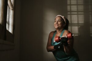 Jak trening siłowy wpływa na kości po menopauzie
